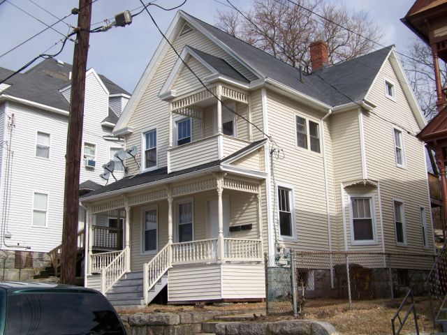 47 Blackhall St in New London, CT - Building Photo