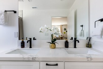 14169 Calvert St in Los Angeles, CA - Building Photo - Building Photo