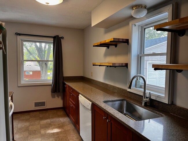4151 Rahn Rd in Eagan, MN - Foto de edificio - Building Photo