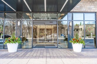 3018 Yonge St in Toronto, ON - Building Photo - Building Photo