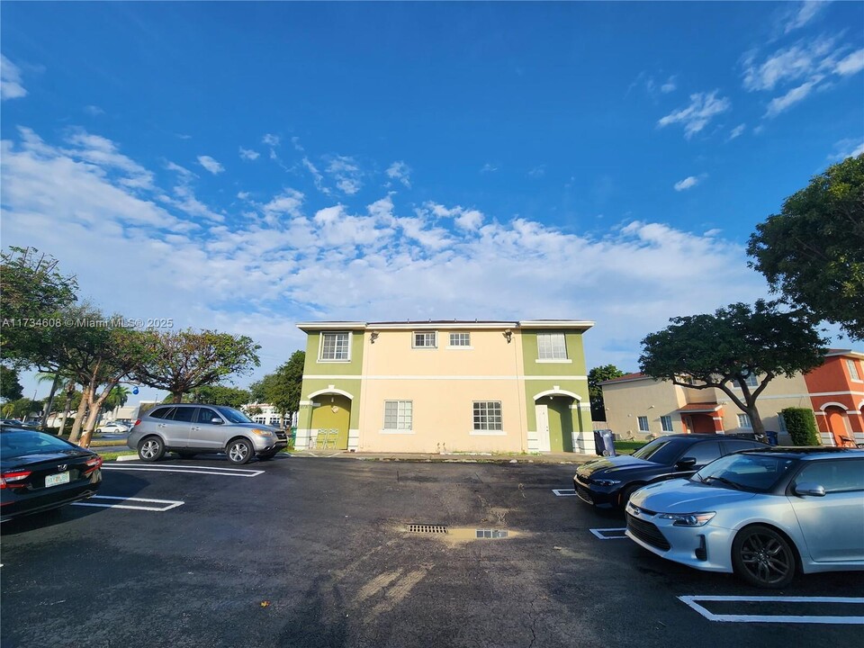 18772 SW 100th Ave in Cutler Bay, FL - Building Photo