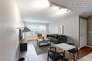 100 Court N Dr in Melville, NY - Building Photo