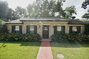 9705 Westview Dr in Houston, TX - Building Photo