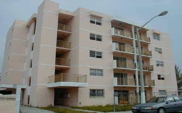 Audy Apartments in Miami, FL - Foto de edificio