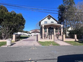11 Maplewood Rd in West Babylon, NY - Building Photo