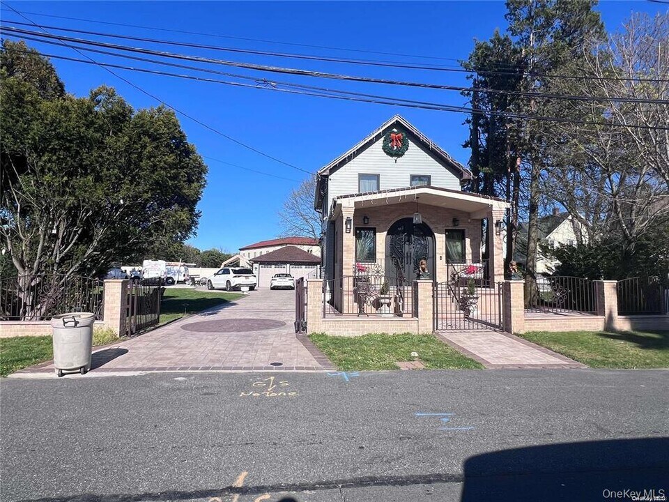 11 Maplewood Rd in West Babylon, NY - Building Photo