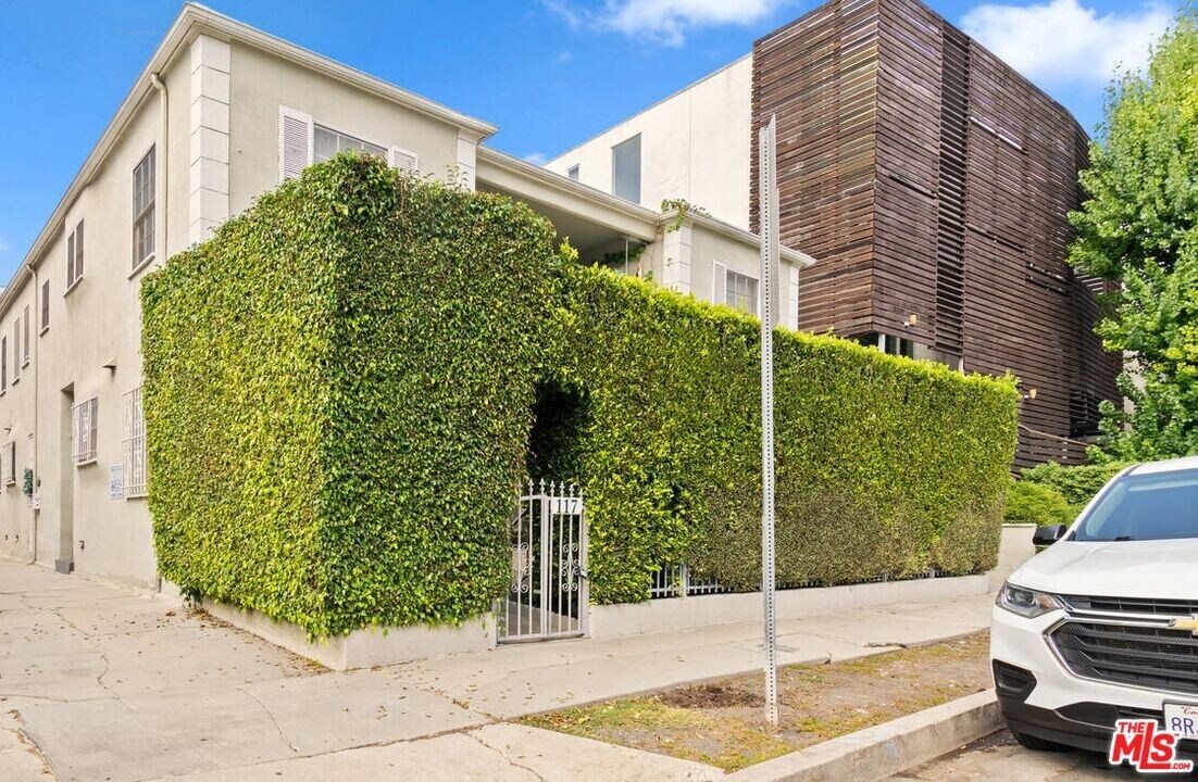 117 Kings Rd in Los Angeles, CA - Building Photo