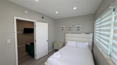 10004 E Bay Harbor Dr in Bay Harbor Islands, FL - Foto de edificio - Building Photo