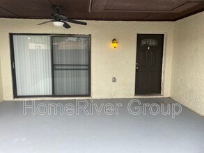 15240 E Pond Woods Dr in Tampa, FL - Building Photo - Building Photo