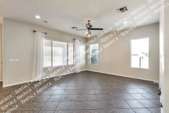 561 E Via Puente De La Lluvia in Sahuarita, AZ - Foto de edificio - Building Photo