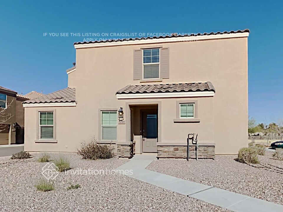 8216 W Illini St in Phoenix, AZ - Foto de edificio