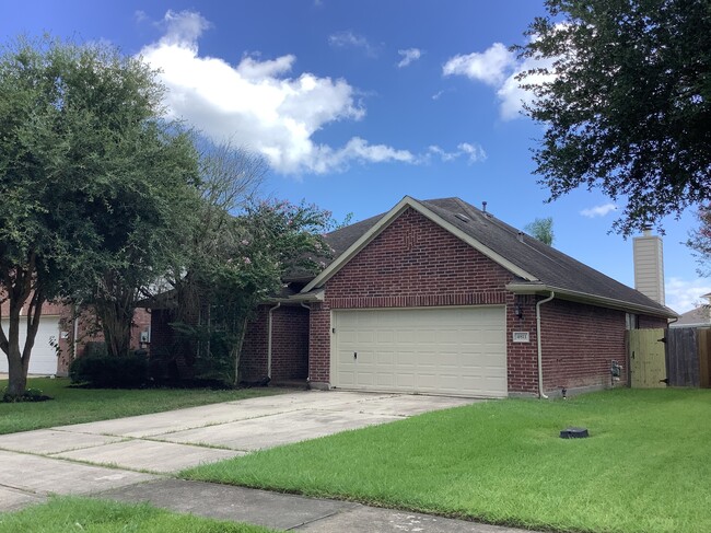 4811 Chase Stone Dr in Bacliff, TX - Building Photo - Building Photo
