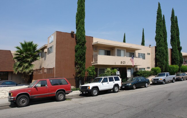 Imperial Manor - Remmet Apartments in Canoga Park, CA - Foto de edificio - Building Photo