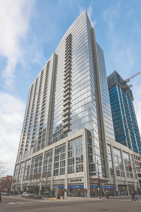 2 W Delaware Pl in Chicago, IL - Building Photo