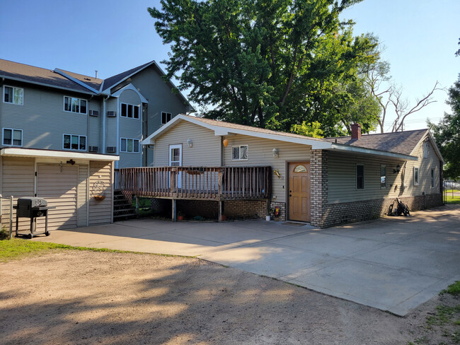 3330 London Rd in Eau Claire, WI - Foto de edificio - Building Photo