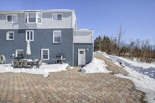 55 NJ-23 in Hamburg, NJ - Building Photo