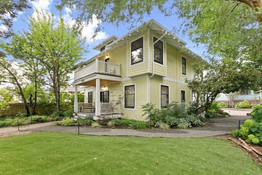 3939 Burke Ave N in Seattle, WA - Building Photo