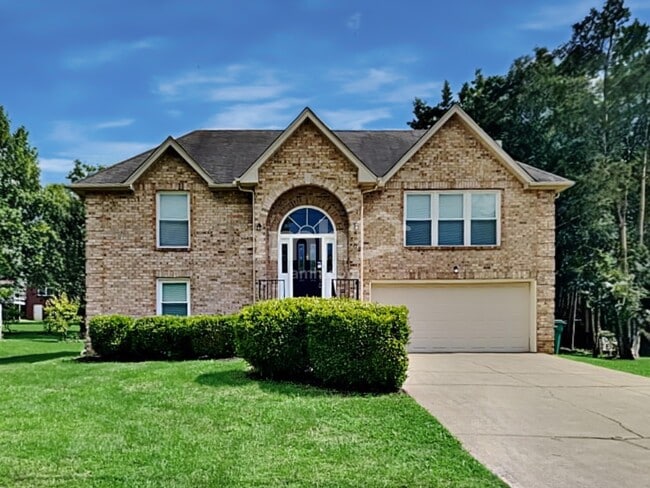 307 Briarwood Ln