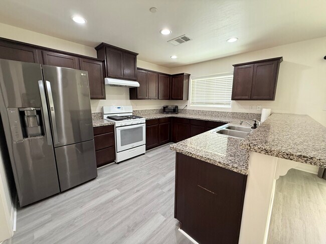 231 Hill Ave in Delano, CA - Building Photo - Building Photo