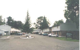 Greenbrier Apartments in Milwaukie, OR - Building Photo