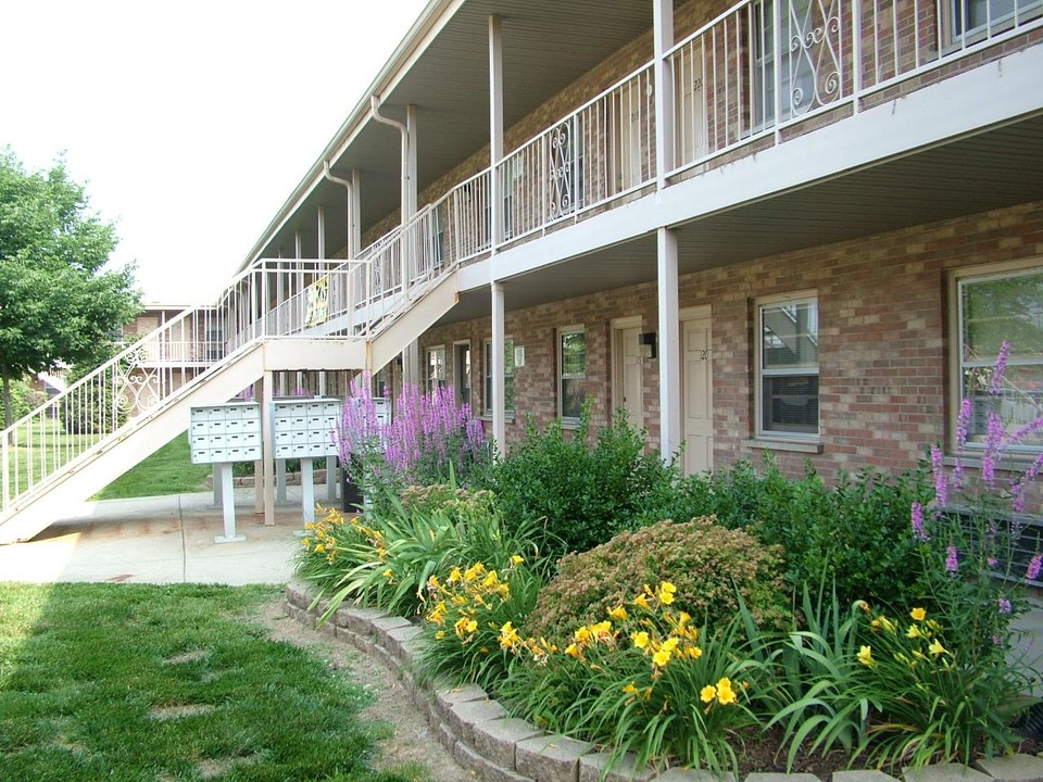 Imperial Studio Apartments in Lexington, KY - Building Photo