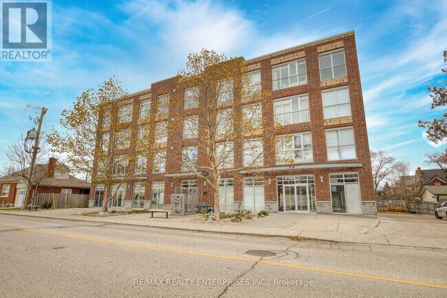 36 Regina St N in Waterloo, ON - Building Photo - Building Photo