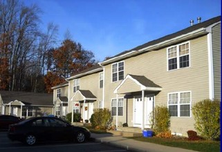 Norwich Woods in Norwich, CT - Foto de edificio - Building Photo