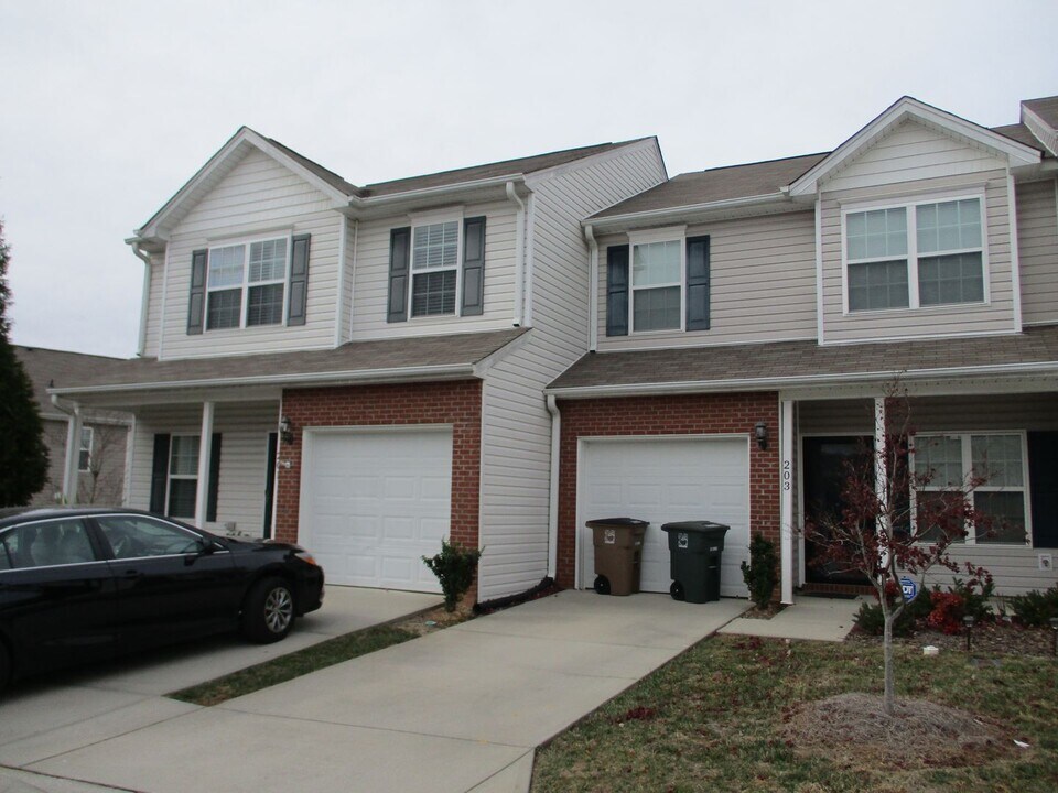 201 Madison Square Ave in Greensboro, NC - Building Photo