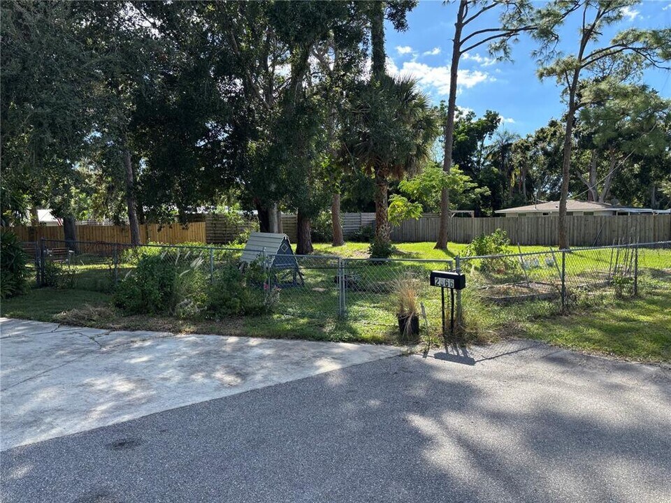 2866 E Rainbow Cir in Sarasota, FL - Building Photo