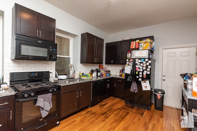 2341 W Montana St, Unit 1F in Chicago, IL - Foto de edificio - Building Photo