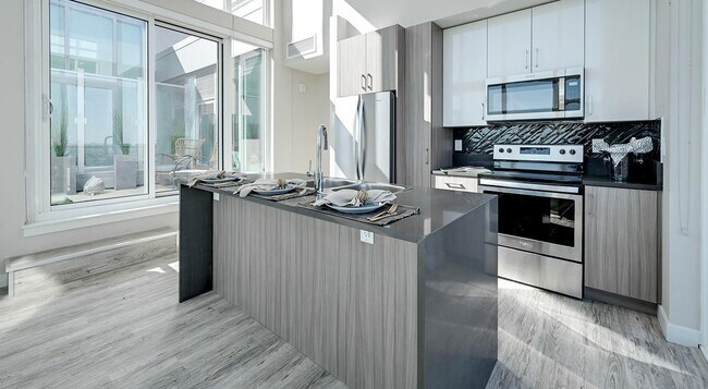 Central Tower Apartments in Edmonton, AB - Building Photo - Interior Photo