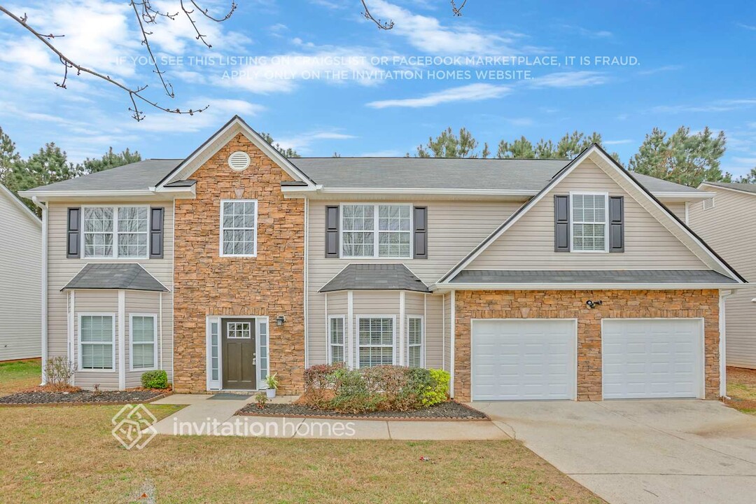 8050 Everwood Dr in Douglasville, GA - Building Photo