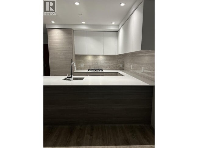 680 Quayside Dr in New Westminster, BC - Building Photo - Building Photo