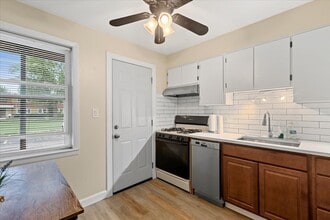 1725 Howard Ave in Des Plaines, IL - Building Photo - Building Photo