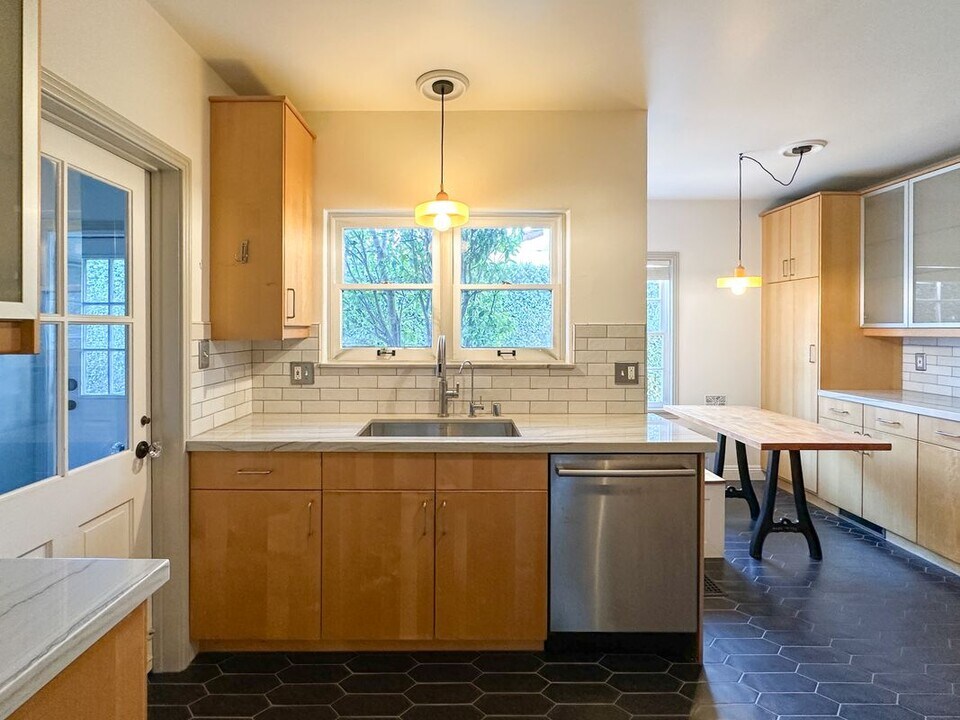 2315 N Flower St in Santa Ana, CA - Building Photo