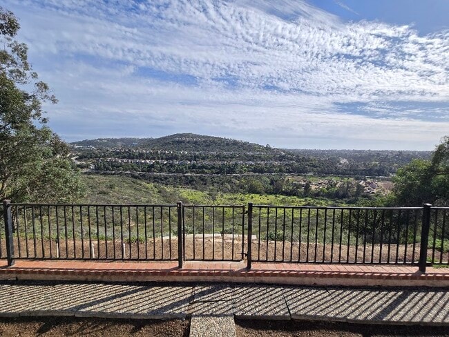 12445 Salmon River Rd in San Diego, CA - Foto de edificio - Building Photo