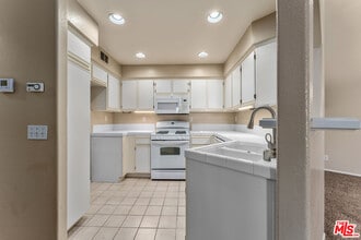 1010 S Farralon Ln in Anaheim, CA - Building Photo - Building Photo