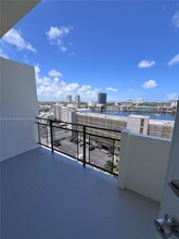 401 Golden Isles Dr in Hallandale Beach, FL - Building Photo - Building Photo