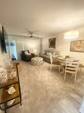 16007 Davis Rd in Ft. Myers, FL - Foto de edificio - Building Photo