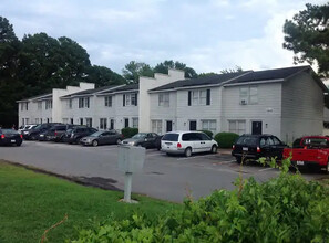 Carriage House Townhomes in Greenville, NC - Building Photo - Building Photo