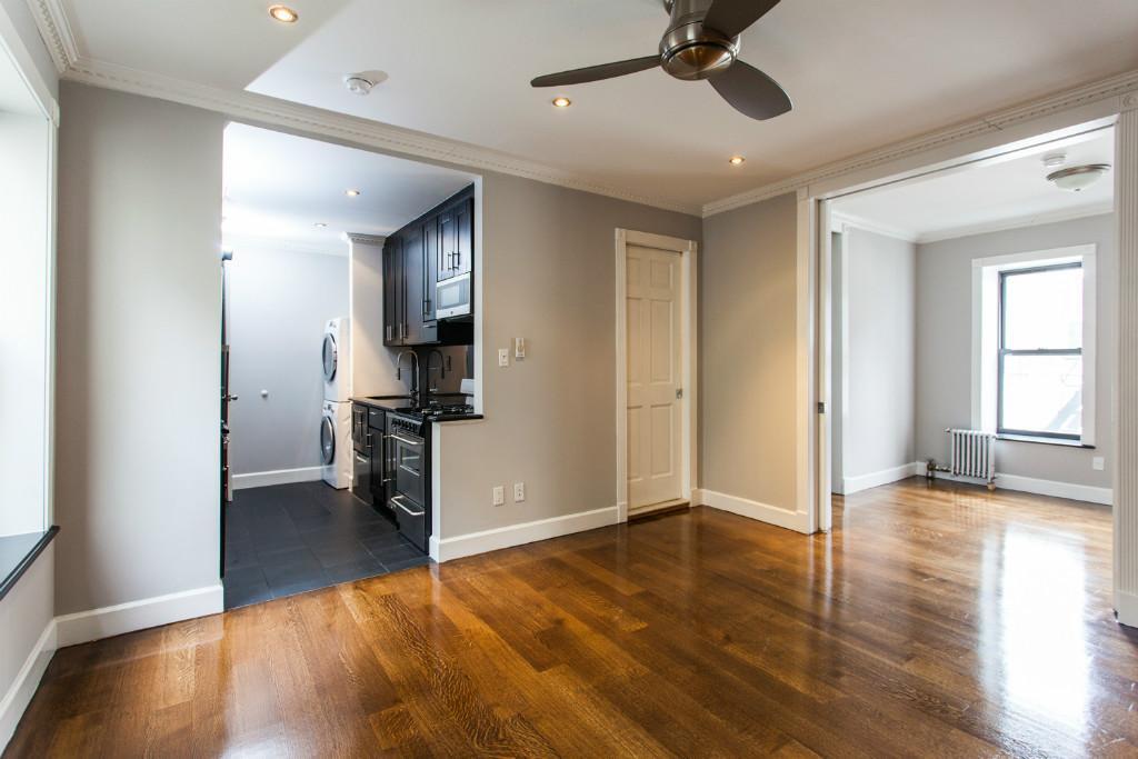 338 E 100th St in New York, NY - Building Photo