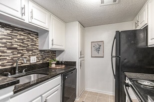 Amherst Oaks in Dallas, TX - Building Photo