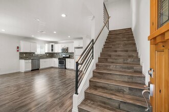 213 S Hoover St in Los Angeles, CA - Foto de edificio - Building Photo