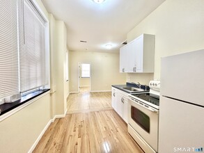 135 W Main St in Waterbury, CT - Foto de edificio - Building Photo