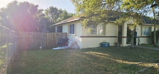 326 NW 8th Ave in Florida City, FL - Building Photo - Building Photo