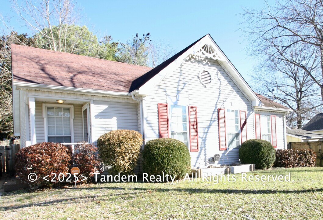 1109 Jacksons Valley Rd in Hermitage, TN - Building Photo