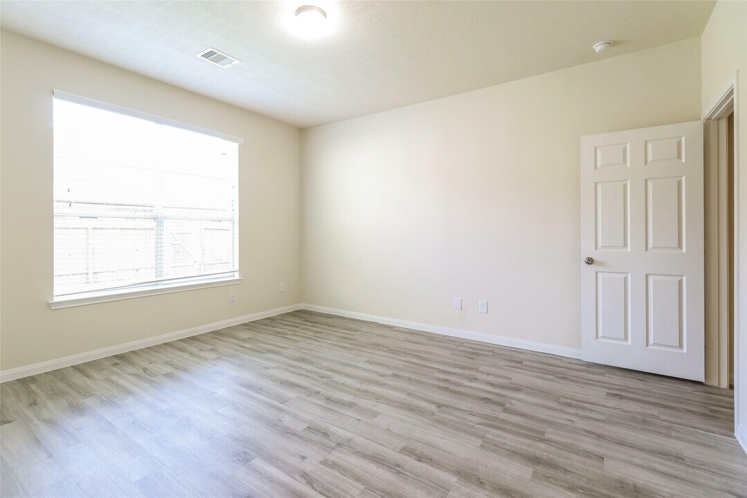 9730 Piave Drive in Houston, TX - Building Photo