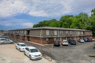 Naveen Pine Apartments in Evansville, IN - Foto de edificio - Building Photo