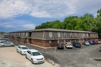 Naveen Pine Apartments in Evansville, IN - Foto de edificio - Building Photo