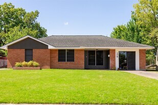 106 Mimosa St in Lake Jackson, TX - Building Photo